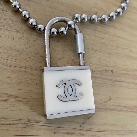 Chanel 02C padlock keychain - Picture 12 of 13